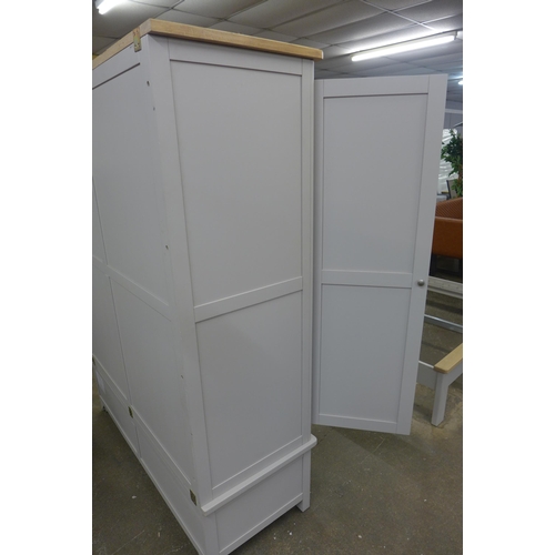 1504 - A Chichester triple wardrobe