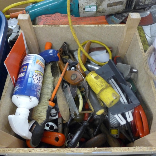 2421 - Tub containing approx. 50-60 tools