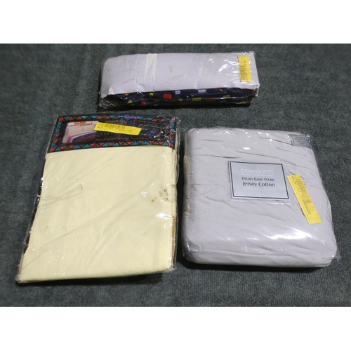 3069 - A small quantity of bed sheets and pillows, various sizes * this lot is subject to VAT