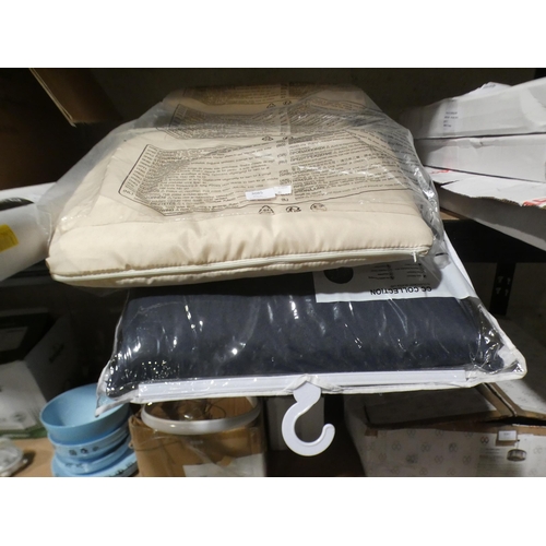 3085 - 2 x padded recliner garden seat pads, cream and navy  * this lot is subject to VAT