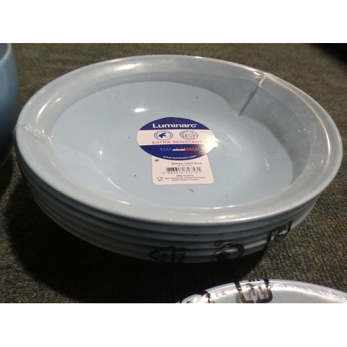 3089 - A quantity of blue Luminarc plates and bowls * this lot is subject to VAT