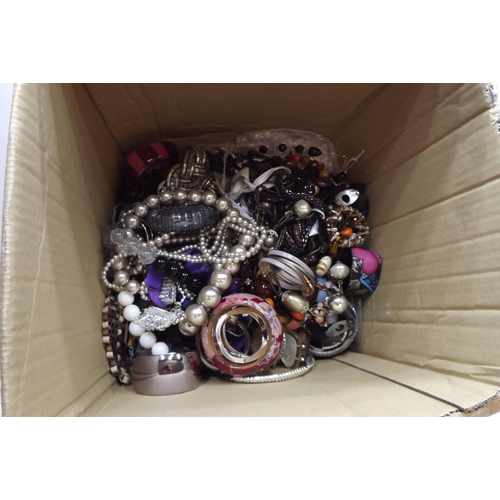 2116 - Approx 450 pcs of unused costume jewellery