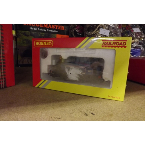 2124 - Collection of Hornby model railway accessories: boxed turntable, locomotive; HM2000, Digital Elite, ... 