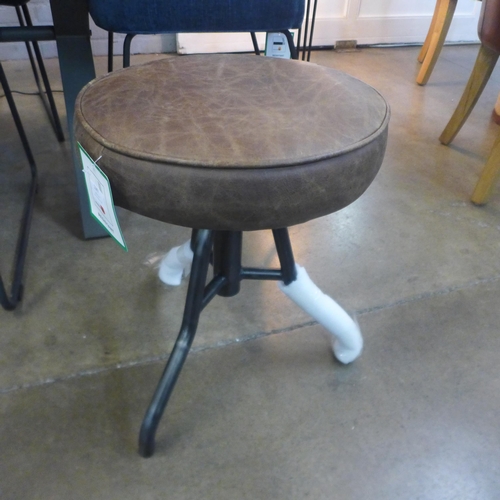 1347 - A Oakley wind up stool