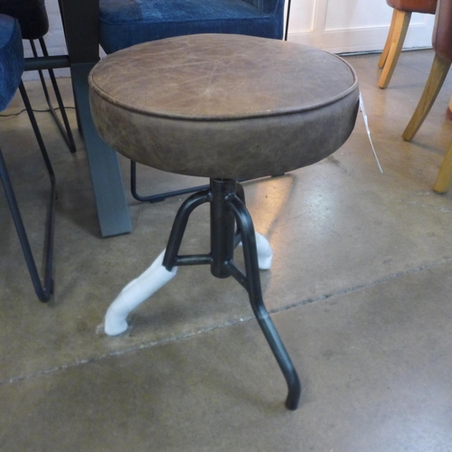 1347 - A Oakley wind up stool