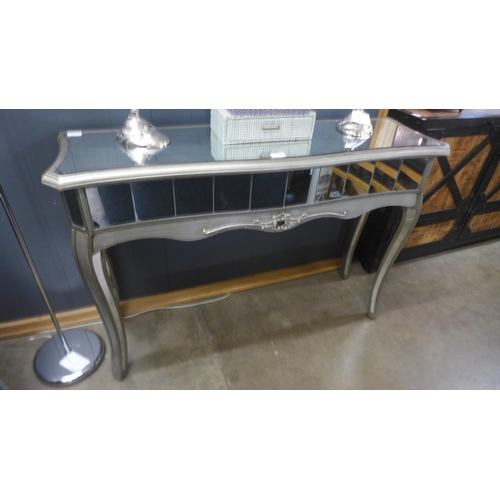 1377 - A mirrored console table