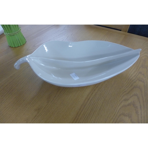 1423 - A two compartment glazed ceramic leaf bowl (5054P08)   #