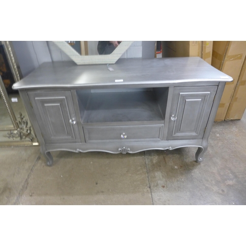 1462 - An antique style silver media unit