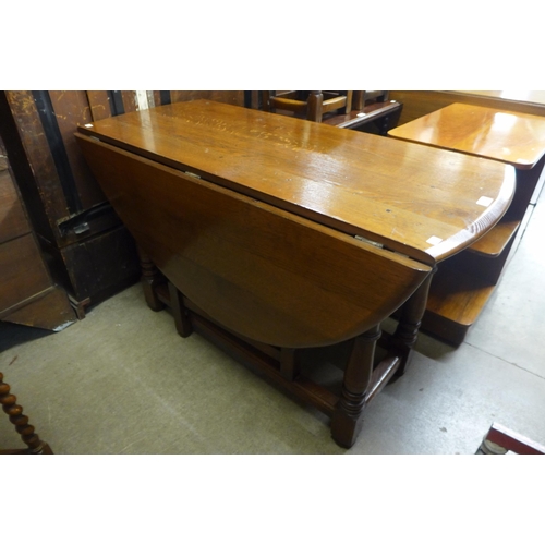 125 - An oak gateleg table