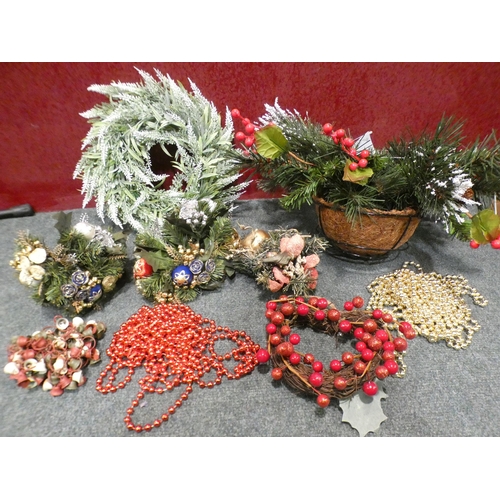 3261 - A Christmas hanging basket and small box of decorations