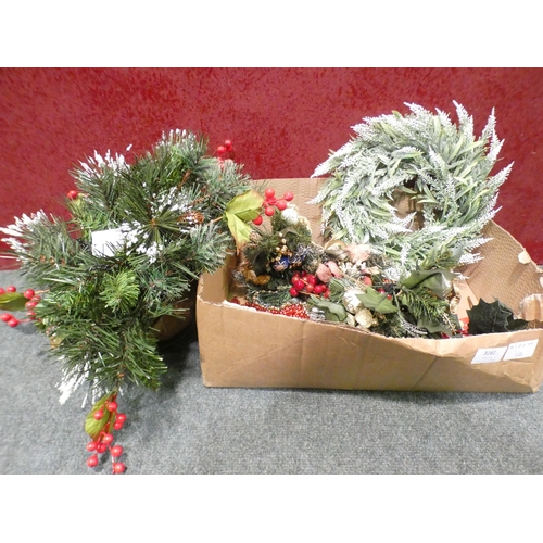 3261 - A Christmas hanging basket and small box of decorations