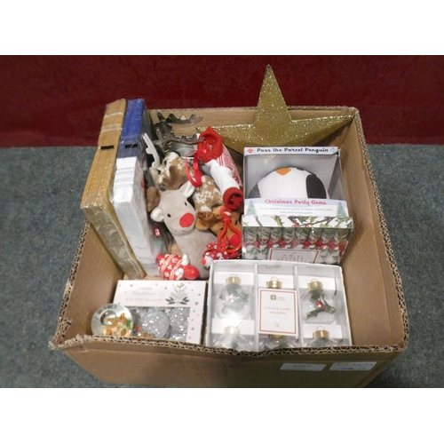 3267 - A box of misc. Christmas items; napkins, mini crackers, place holders, etc.