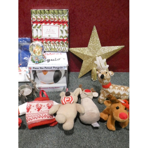 3267 - A box of misc. Christmas items; napkins, mini crackers, place holders, etc.