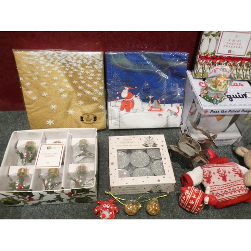 3267 - A box of misc. Christmas items; napkins, mini crackers, place holders, etc.