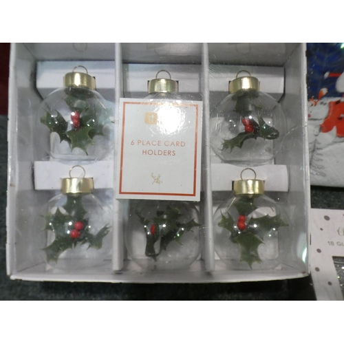 3267 - A box of misc. Christmas items; napkins, mini crackers, place holders, etc.