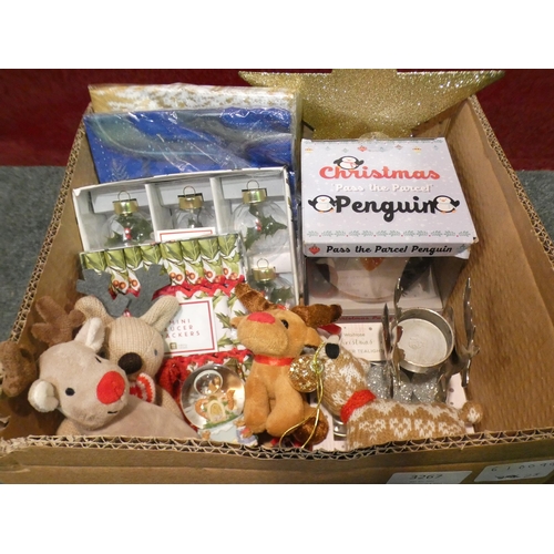 3267 - A box of misc. Christmas items; napkins, mini crackers, place holders, etc.