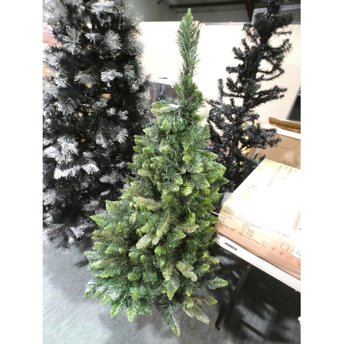 3277 - A green pine artificial Christmas tree (150cm)