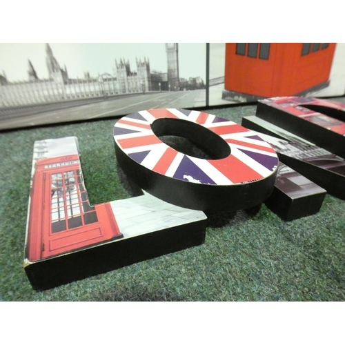 3292 - A London themed print on canvas and 3D sign (98 x 46cm) (52 x 17cm)