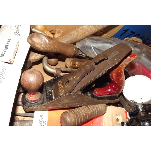 2387 - Tray of vintage hand tools with vintage block and tackle and Acorn wood plane