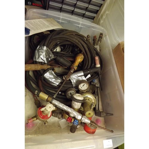 2433 - Quantity of welding equipment and pipes