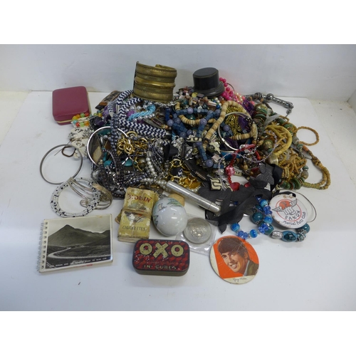 753 - Jewellery and assorted items