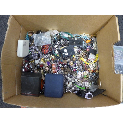 762 - A large collection of costume jewellery and wristwatches