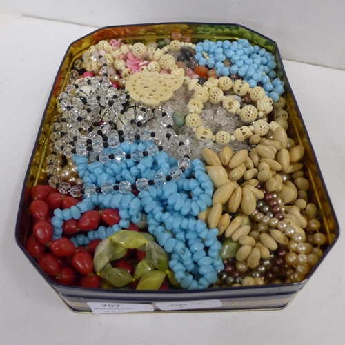 707 - Twenty-five vintage bead necklaces