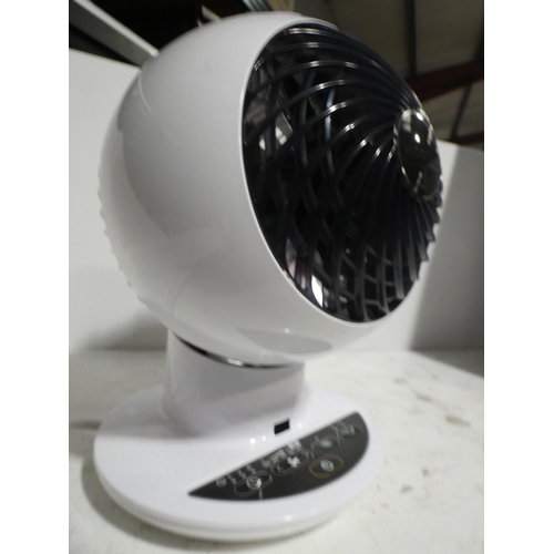 3360 - Iris Woozoo Desk Fan (242-257) * This lot is subject to VAT