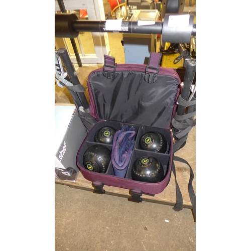 2272 - Airforce bowls bag with 4 Henselite Supergrip size 5 bowls, sold with bicycle car carry frame