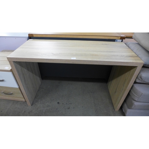 1789 - A wood effect desk