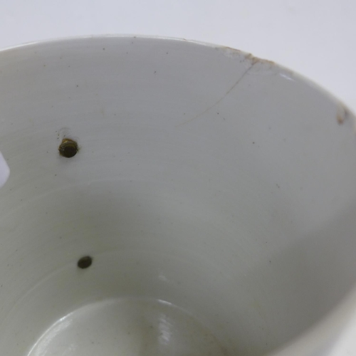 676 - A Qianlong Chinese mug, a/f, and four oriental plates, famille verte x3 and blue and white, one plat... 