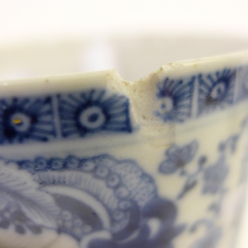 676 - A Qianlong Chinese mug, a/f, and four oriental plates, famille verte x3 and blue and white, one plat... 