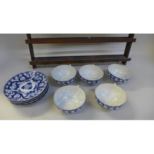 661 - A Japanese blue and white five setting tea set with wooden hanging rack