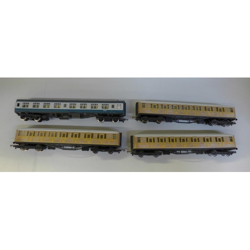 674 - Four Hornby and Mainline 00 gauge carriages