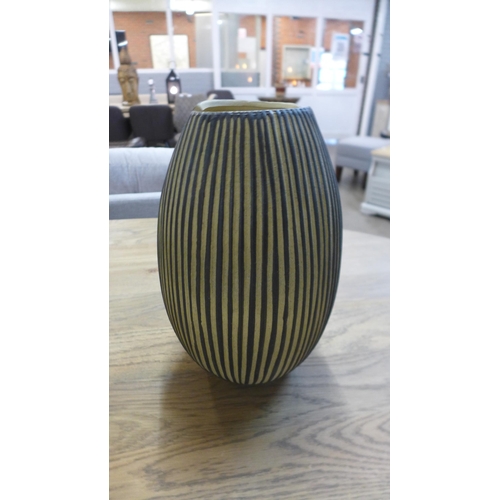 1312 - A large Kafue vase, H 34cms (505941339409628)   #