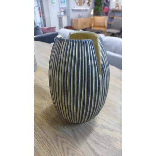 1312 - A large Kafue vase, H 34cms (505941339409628)   #