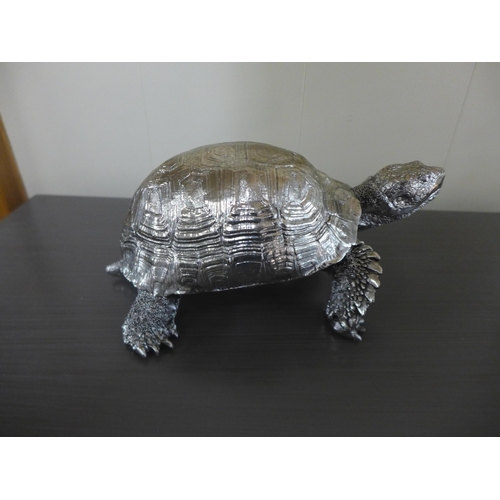 1472 - A silver ornamental tortoise (DVM1907)   #