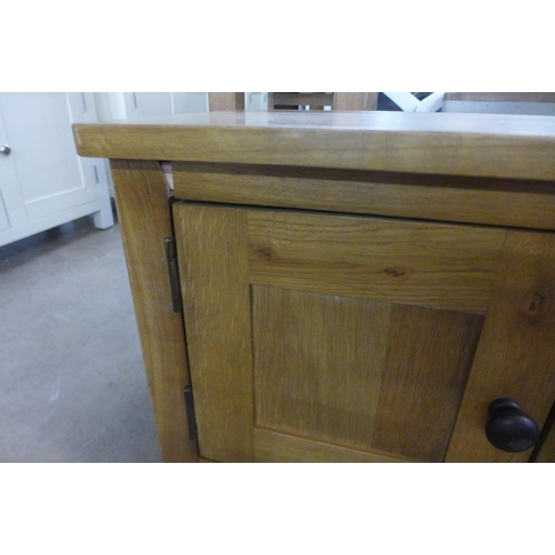 1479 - A Gloucester rustic oak small TV unit - slight damage * this lot is subject to VAT