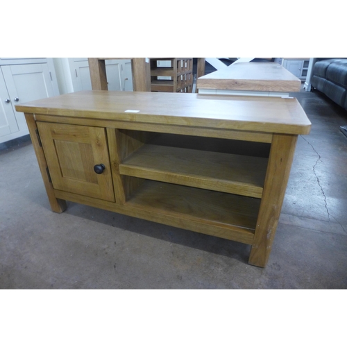 1479 - A Gloucester rustic oak small TV unit - slight damage * this lot is subject to VAT