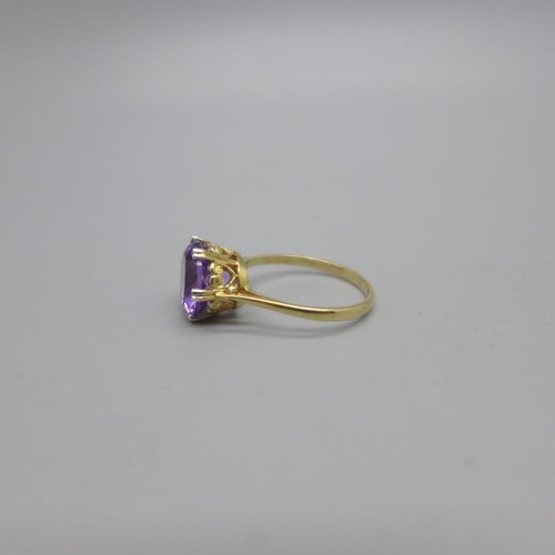 1007 - A 9ct gold, amethyst solitaire ring, 2.4g, P