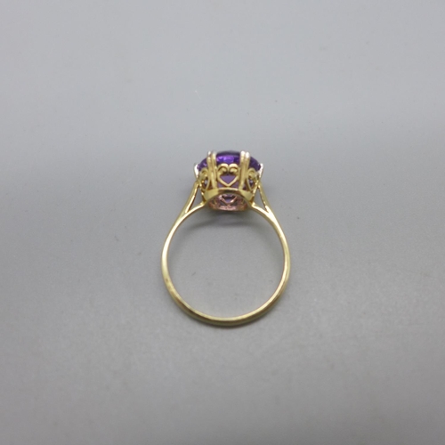 1007 - A 9ct gold, amethyst solitaire ring, 2.4g, P