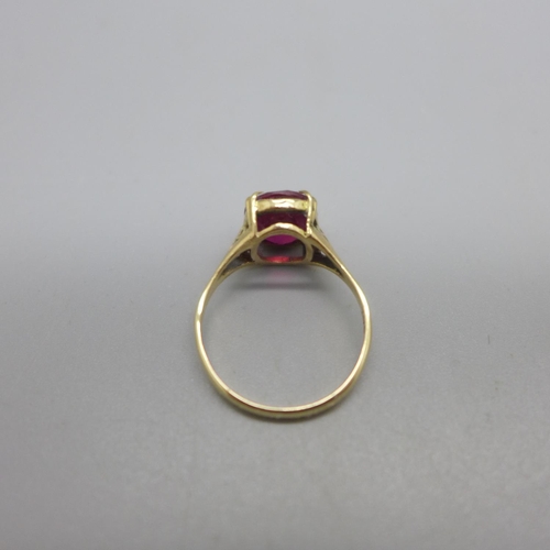 1011 - A 9ct gold, synthetic ruby ring, 1.9g, M