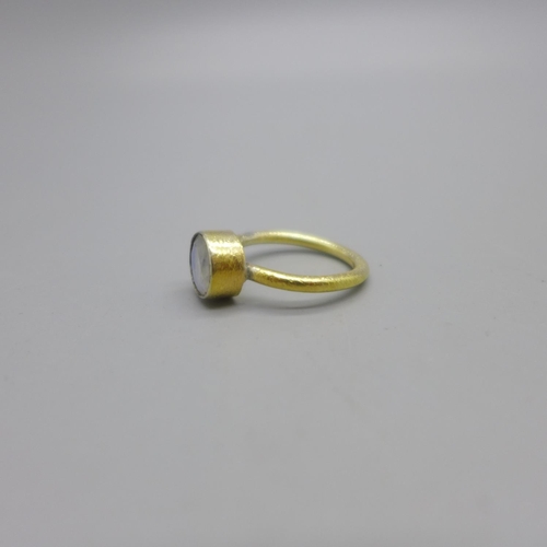 1017 - A 925 silver gilt rainbow moonstone ring, M