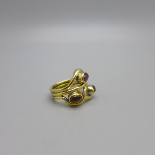 1019 - A gilt multi-colour gemstone ring, M