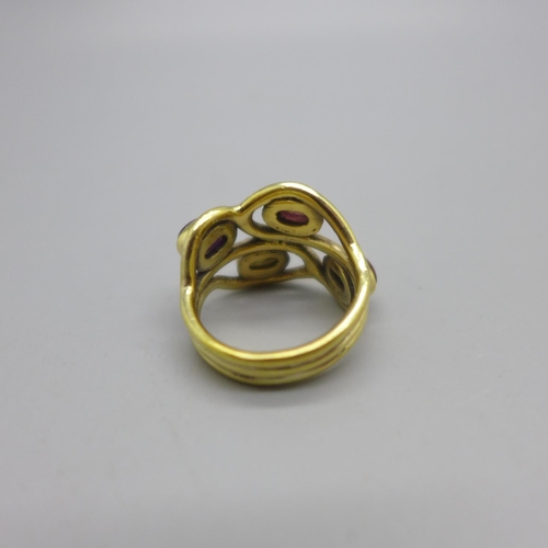1019 - A gilt multi-colour gemstone ring, M