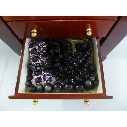 692 - A jewellery box containing modern costume jewellery