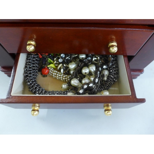 692 - A jewellery box containing modern costume jewellery