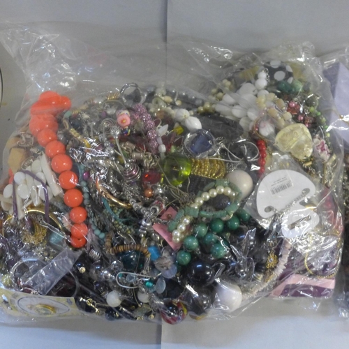 763 - 7kg of costume jewellery