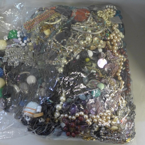 765 - 7kg of costume jewellery