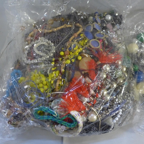 765 - 7kg of costume jewellery